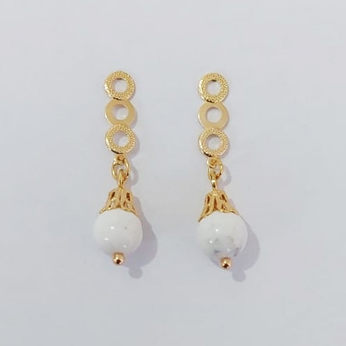 BRINCO FOLHEADO A OURO - BANHADO COM 5 MILÉSIMOS + VERNIZ DIAMOND - BRINCO DE PINO BASE CÍRCULOS DESENHADA VAZADA COM PEDRA BRANCA 32MM -OURO986