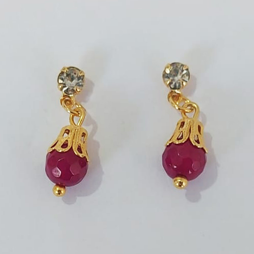 BRINCO FOLHEADO A OURO - BANHADO COM 5 MILÉSIMOS + VERNIZ DIAMOND - BRINCO DE PINO COM STRASS BRANCA E PEDRA SEXTAVADA 20MM -OURO988