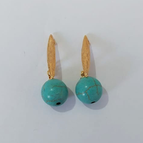 BRINCO FOLHEADO A OURO - BANHADO COM 5 MILÉSIMOS + VERNIZ DIAMOND - BRINCO DE PINO BASE FINA DESENHADA COM PEDRA VERDE 34MM -OURO991