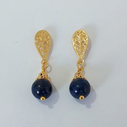 BRINCO FOLHEADO A OURO - BANHADO COM 5 MILÉSIMOS + VERNIZ DIAMOND - BRINCO DE PINO BASE VAZADA DESENHADA COM PEDRA AZUL MARINHO 31MM OURO993