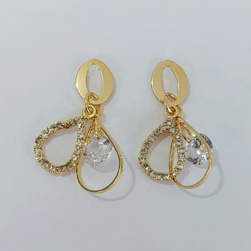 BRINCO FOLHEADO A OURO - BANHADO COM 5 MILÉSIMOS + VERNIZ DIAMOND - BRINCO DE PINO COM BASE VAZADA COM ZIRCÔNIA E COM MICRO ZIRCÔNIAS BRANCA 30MM OURO995
