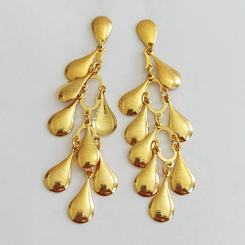 BRINCO FOLHEADO A OURO - BANHADO COM 5 MILÉSIMOS + VERNIZ DIAMOND - BRINCO DE PINO COMPRIDO FORMATO GOTAS 72MM - OURO1005