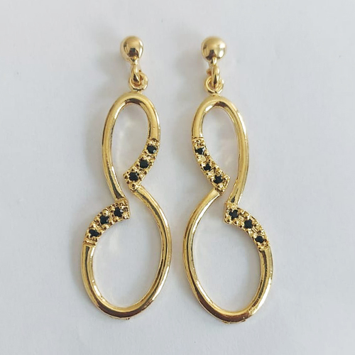 BRINCO FOLHEADO A OURO - BANHADO COM 5 MILÉSIMOS + VERNIZ DIAMOND - BRINCO DE PINO COM BASE BOLA VAZADO E MICRO ZIRCÔNIAS PRETAS 50MM - OURO1006