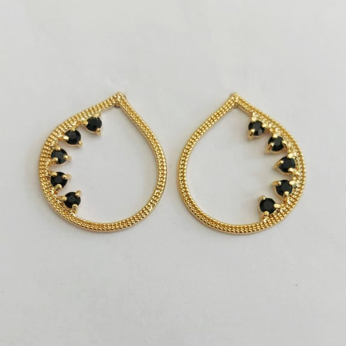 BRINCO FOLHEADO A OURO - BANHADO COM 5 MILÉSIMOS + VERNIZ DIAMOND - BRINCO DE PINO FORMATO GOTA COM MICRO ZIRCÔNIAS PRETAS 25MM - OURO1007