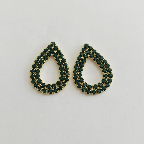 BRINCO FOLHEADO A OURO - BANHADO COM 5 MILÉSIMOS + VERNIZ DIAMOND - BRINCO DE PINO FORMATO GOTA COM MICRO ZIRCÔNIAS PRETAS 17MM - OURO1008