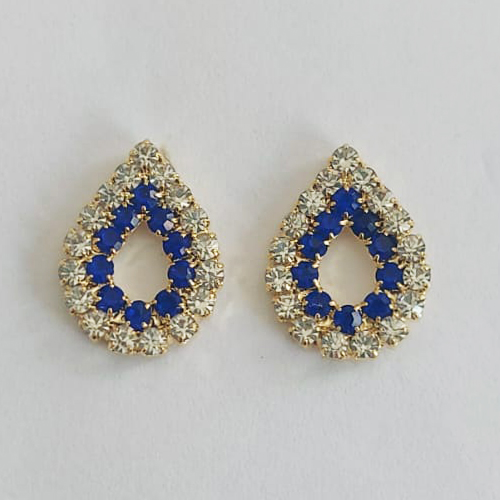 BRINCO FOLHEADO A OURO - BANHADO COM 5 MILÉSIMOS + VERNIZ DIAMOND - BRINCO DE PINO FORMATO GOTA COM MICRO ZIRCÔNIAS AZUÍS E BRANCO 12MM - OURO1009