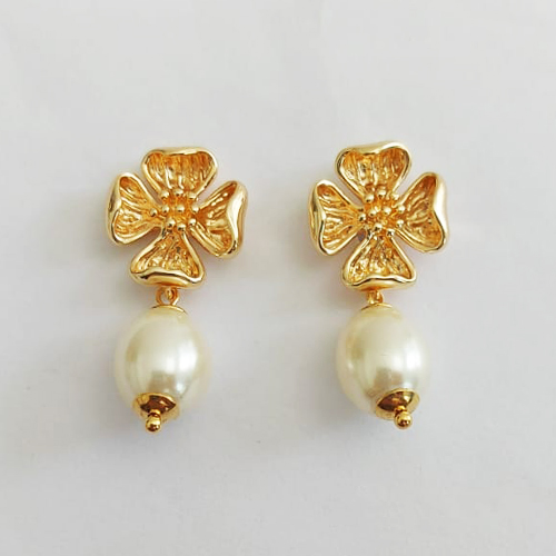 BRINCO FOLHEADO A OURO - BANHADO COM 5 MILÉSIMOS + VERNIZ DIAMOND - BRINCO DE PINO FLOR COM PÉROLA shell tambor 35MM - OURO1018