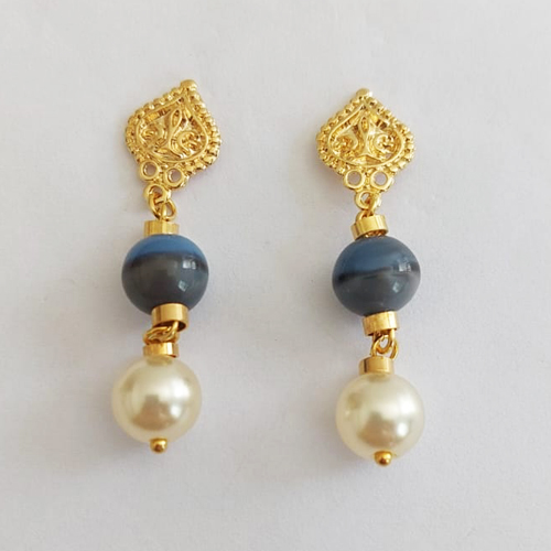 BRINCO FOLHEADO A OURO - BANHADO COM 5 MILÉSIMOS + VERNIZ DIAMOND - BRINCO DE PINO BASE DESENHADA PEDRA porcelana 10mm COM PÉROLA 45MM - OURO1019