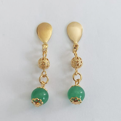 BRINCO FOLHEADO A OURO - BANHADO COM 5 MILÉSIMOS + VERNIZ DIAMOND - BRINCO PINO BASE LISA PINGENTE PEDRA NATURAL quartzo verde VERDE E BOLA VAZADA 42MM - OURO1027