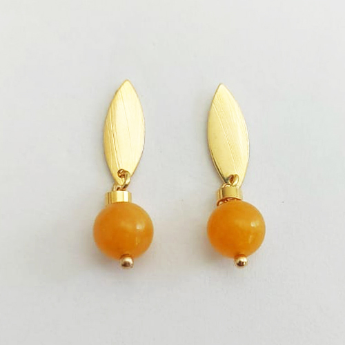 BRINCO FOLHEADO A OURO - BANHADO COM 5 MILÉSIMOS + VERNIZ DIAMOND - BRINCO PINO BASE LISA PINGENTE COM PEDRA NATURAL agata AMARELA 29MM - OURO1039