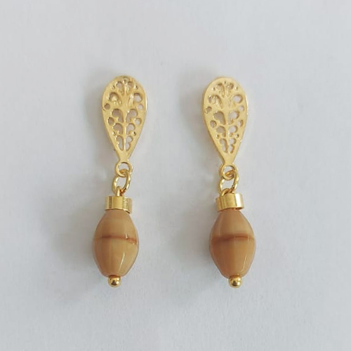 BRINCO FOLHEADO A OURO - BANHADO COM 5 MILÉSIMOS + VERNIZ DIAMOND - BRINCO PINO BASE DESENHADA PINGENTE pingente de porcelana MARROM 32MM - OURO1040