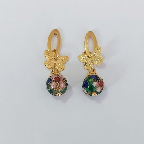 BRINCO FOLHEADO A OURO - BANHADO COM 5 MILÉSIMOS + VERNIZ DIAMOND - BRINCO PINO BASE VAZADA COM BORBOLETA E PEDRA DESENHADA 32MM - OURO1048