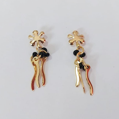 BRINCO FOLHEADO A OURO - BANHADO COM 5 MILÉSIMOS + VERNIZ DIAMOND - BRINCO PINO BASE FLOR COM PENDURICALHOS 27MM - OURO1049