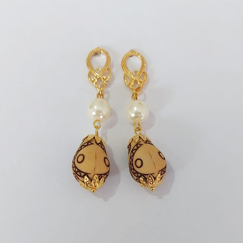 BRINCO FOLHEADO A OURO - BANHADO COM 5 MILÉSIMOS + VERNIZ DIAMOND - BRINCO PINO BASE VAZADA COM PÉROLA E MADEIRA MARROM DESENHADA 64MM - OURO1051