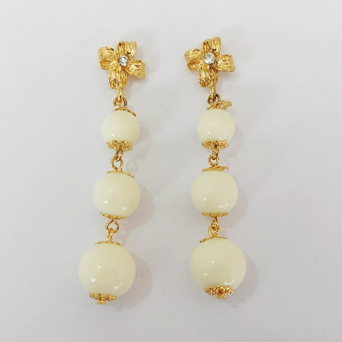 BRINCO FOLHEADO A OURO - BANHADO COM 5 MILÉSIMOS + VERNIZ DIAMOND - BRINCO DE PINO BASE FLOR COM PÉROLAS 67MM - OURO1054