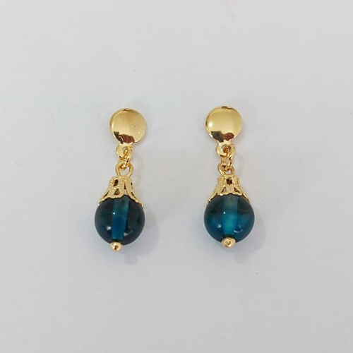 BRINCO FOLHEADO A OURO - BANHADO COM 5 MILÉSIMOS + VERNIZ DIAMOND - BRINCO DE PINO BASE LISA PEDRA NATURAL AZUL 23MM - OURO1055