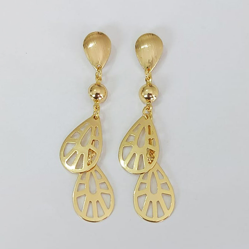 BRINCO FOLHEADO A OURO COM VERNIZ DIAMOND - BRINCO DE PINO BASE DESENHADA E GOTAS VAZADAS 57MM - OURO1062