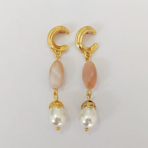 BRINCO FOLHEADO A OURO COM VERNIZ DIAMOND - BRINCO DE PINO BASE ESTILO LUA COM PEDRA NATURAL E PÉROLA 58MM - OURO1064