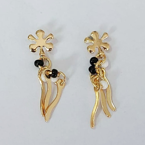 BRINCO FOLHEADO A OURO COM VERNIZ DIAMOND - BRINCO DE PINO BASE FLOR COM PENDURICALHO 26MM - OURO1066