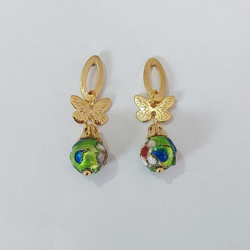 BRINCO FOLHEADO A OURO - BANHADO COM 5 MILÉSIMOS + VERNIZ DIAMOND - BRINCO PINO BASE VAZADA COM BORBOLETA E PEDRA DESENHADA 35MM - OURO1071