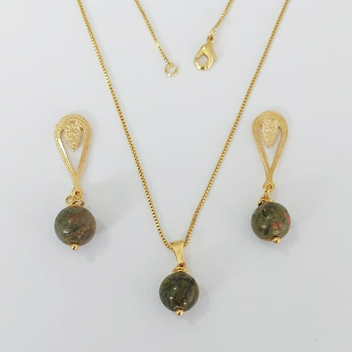 CONJUNTO FOLHEADO A OURO - BANHADO COM 5 MILÉSIMOS + VERNIZ DIAMOND - CONJUNTO COM CORRENTE VENEZIANA 45CM E PINGENTE E BRINCOS COM PINGENTE OPEDRA NATURAL ESVERDEADA 10MM - OURO1078