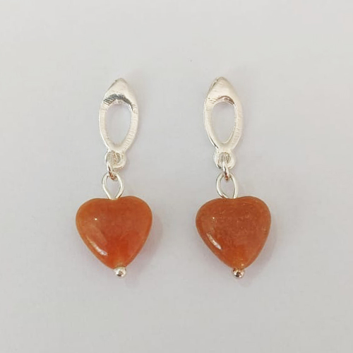 BRINCO FOLHEADA A PRATA COM 50 MILÉSIMOS + VERNIZ DIAMOND - BRINCOS DE PINO BASE VAZADA COM PEDRA NATURAL(AGATA CARAMELO) FORMATO CORAÇÃO 32MM -PRA776