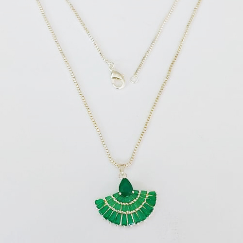 GARGANTILHA FOLHEADO A PRATA COM 50 MILÉSIMOS + VERNIZ DIAMOND CORRENTE VENEZIANA 45CM COM PINGENTE LEQUE EM ZIRCÔNIAS VERDES 27MM PRA780