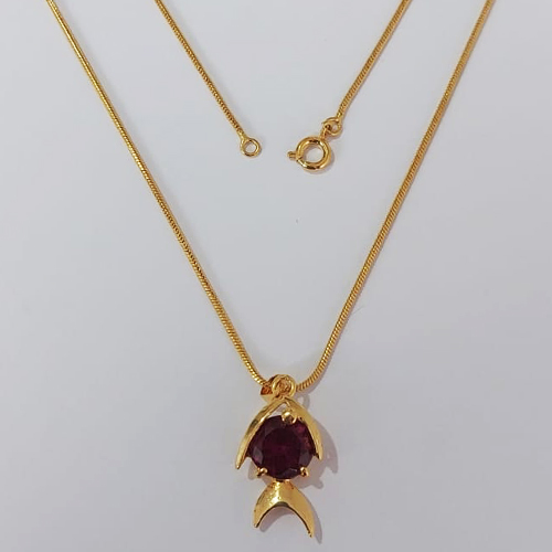 GARGANTILHA FOLHEADO A OURO - BANHADO COM 5 MILÉSIMOS + VERNIZ DIAMOND - CORRENTE DE 45CM RABO DE RATO PINGENTE PEIXE COM ZIRCÔNIA VERMELHA 10X20MM- OURO1095