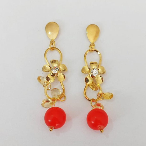 BRINCO FOLHEADO A OURO COM VERNIZ DIAMOND - BRINCO DE PINO BASE LISA FLOR COM ZIRCÔNIA E PEDRA VERMELHA 65MM - OURO1121