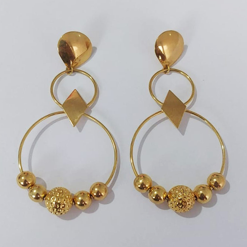 BRINCO FOLHEADO A OURO COM VERNIZ DIAMOND - BRINCO DE PINO BASE LISA ARGOLA COM BOLAS LISA E BOLA DESENHADA 80MM - OURO1122