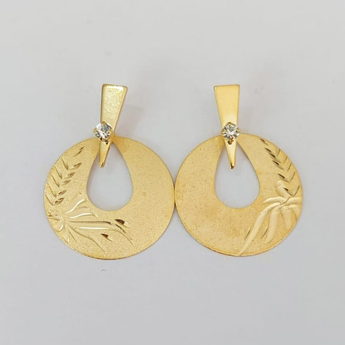 BRINCO FOLHEADO A OURO COM VERNIZ DIAMOND - BRINCO DE PINO BASE LISA COM MICRO ZIRCÔNIA E ARGOLA DESENHADA 36MM - OURO1123