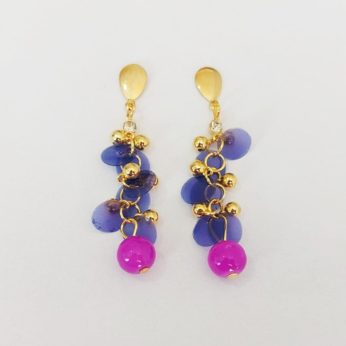 BRINCO FOLHEADO A OURO COM VERNIZ DIAMOND - BRINCO DE PINO BASE LISA COM BOLINHAS LISAS E BOLA ROXA 60MM - OURO1126