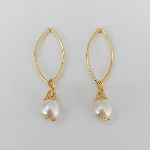 BRINCO FOLHEADO A OURO - BANHADO COM 5 MILÉSIMOS + VERNIZ DIAMOND - BRINCO DE PINO VAZADA E PÉROLA 43MM - OURO1132