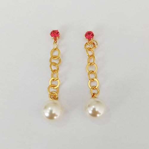 BRINCO FOLHEADO A OURO - BANHADO COM 5 MILÉSIMOS + VERNIZ DIAMOND - BRINCO DE PINO ZIRCÔNIA ROSA COM CORRENTE E PÉROLA 43MM - OURO1133