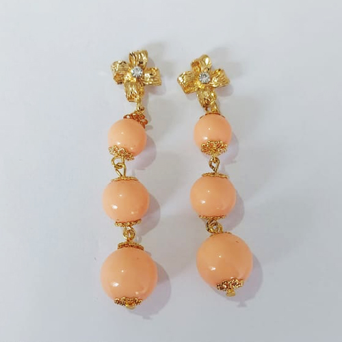 BRINCO FOLHEADO A OURO COM VERNIZ DIAMOND - BRINCO DE PINO BASE FLOR COM ZIRCÔNIA E PÉROLAS SALMÃO 65MM - OURO1137