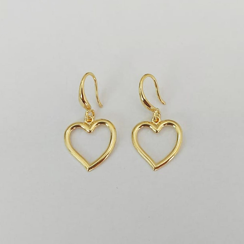 BRINCO FOLHEADO A OURO COM VERNIZ DIAMOND - BRINCO DE PINO BASE ANZOL CORAÇÃO VAZADO 26MM - OURO1138