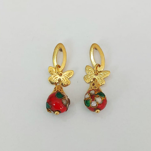 BRINCO FOLHEADO A OURO COM VERNIZ DIAMOND - BRINCO DE PINO BASE VAZADA COM BORBOLETA E PEDRA DE LOUÇA COM DESENHO DE FLOR 32MM - OURO1140