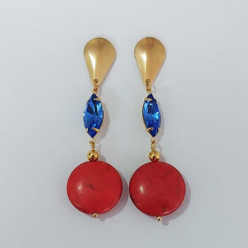 BRINCO FOLHEADO A OURO COM VERNIZ DIAMOND - BRINCO DE PINO BASE LISA COM ZIRCÔNIA AZUL E PEDRA NATURAL VERMELHA 56MM - OURO1142