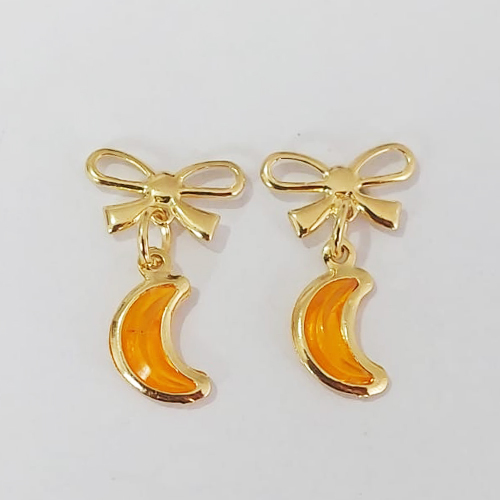 BRINCO FOLHEADO A OURO COM VERNIZ DIAMOND - BRINCO DE PINO BASE LAÇO COM LUA EM PEDRA CRISTAL 20MM - OURO1144