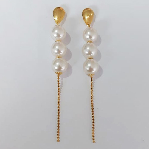 BRINCO FOLHEADO A OURO COM VERNIZ DIAMOND - BRINCO DE PINO BASE DESENHADA COM PÉROLAS E CORRENTE 100MM - OURO1145