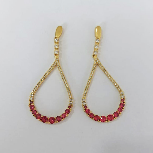 BRINCO FOLHEADO A OURO COM VERNIZ DIAMOND - BRINCO DE PINO COM MICRO ZIRCÔNIAS 58MM - OURO1147