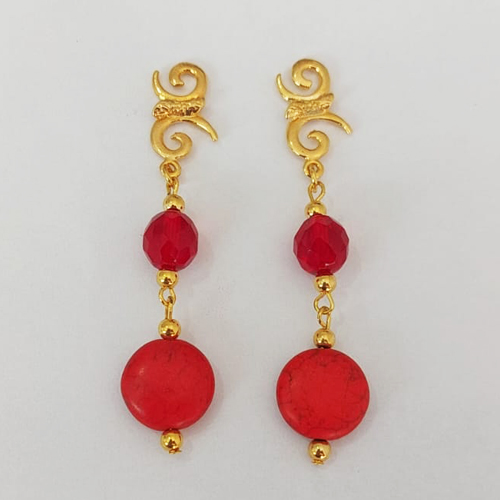 BRINCO FOLHEADO A OURO COM VERNIZ DIAMOND - BRINCO DE PINO BASE DESENHADA COM PEDRA VERMELHA SEXTAVADA E PEDRA NATURAL 70MM - OURO1149