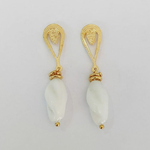 BRINCO FOLHEADO A OURO COM VERNIZ DIAMOND - BRINCO DE PINO BASE VAZADA COM PEDRA CRISTAL LEITOSO BRANCO 45MM - OURO1150