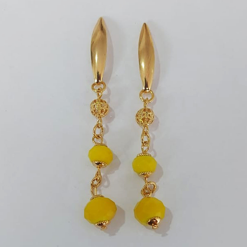 BRINCO FOLHEADO A OURO COM VERNIZ DIAMOND - BRINCO DE PINO BASE LISA COM BOLA VAZADA E PEDRA NATURAL AMARELA 71MM - OURO1156