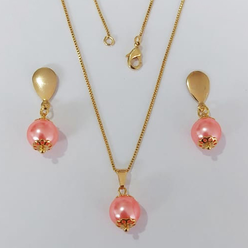 CONJUNTO FOLHEADO A OURO - BANHADO COM 5 MILÉSIMOS + VERNIZ DIAMOND - CONJUNTO COM CORRENTE VENEZIANA PINGENTE E BRINCO DE PINO COM BASE LISA E PÉROLA SALMÃO 10MM - OURO1164