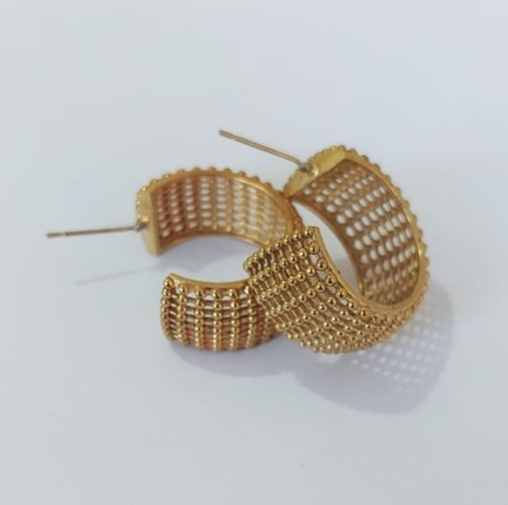 BRINCO NO BRUTO PRONTO PARA O BANHO(CX145)/TAMANHO 1,8CM - ARGOLA TODA TRABALHADA / PESO 4.9GR -BRU0003593