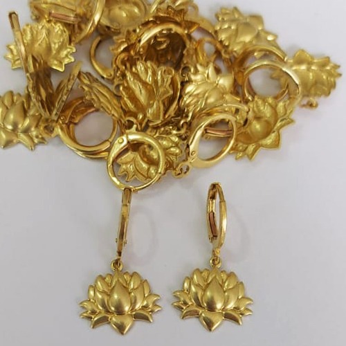 BRINCO NO BRUTO PRONTO PARA O BANHO - (CX.146) BRINCO ARGOLINHA DE PRESSÃO (TRANQUETA) (3332) COM PINGENTE FLOR DE LÓTUS 12MM - PESO TOTAL 2,4GR - COMPOSIÇÃO: 100% LATÃO - BRU0003644