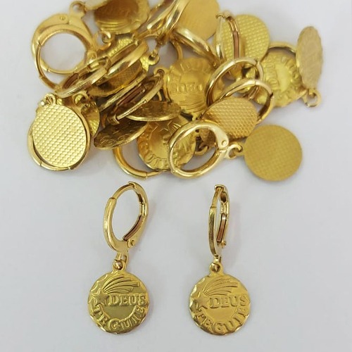 BRINCO NO BRUTO PRONTO PARA O BANHO - (CX.146) BRINCO ARGOLINHA DE PRESSÃO (TRANQUETA) (918) COM PINGENTE DEUS TE GUIE 11MM - PESO TOTAL 1,8GR - COMPOSIÇÃO: 100% LATÃO - BRU0003645