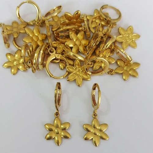 BRINCO NO BRUTO PRONTO PARA O BANHO - (CX.146) BRINCO ARGOLINHA DE PRESSÃO (TRANQUETA) (59) COM PINGENTE MARGARIDA 13MM - PESO TOTAL 2,4GR - COMPOSIÇÃO: 100% LATÃO - BRU0003648