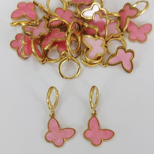 BRINCO NO BRUTO PRONTO PARA O BANHO - (CX.146) BRINCO ARGOLINHA DE PRESSÃO (TRANQUETA) - COM PINGENTE BORBOLETA ROSA 15MM - PESO TOTAL 2,2GR - COMPOSIÇÃO: 100% LATÃO - BRU0003662